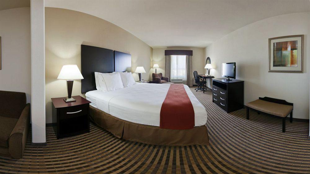 Holiday Inn Express & Suites Brady By Ihg Екстер'єр фото