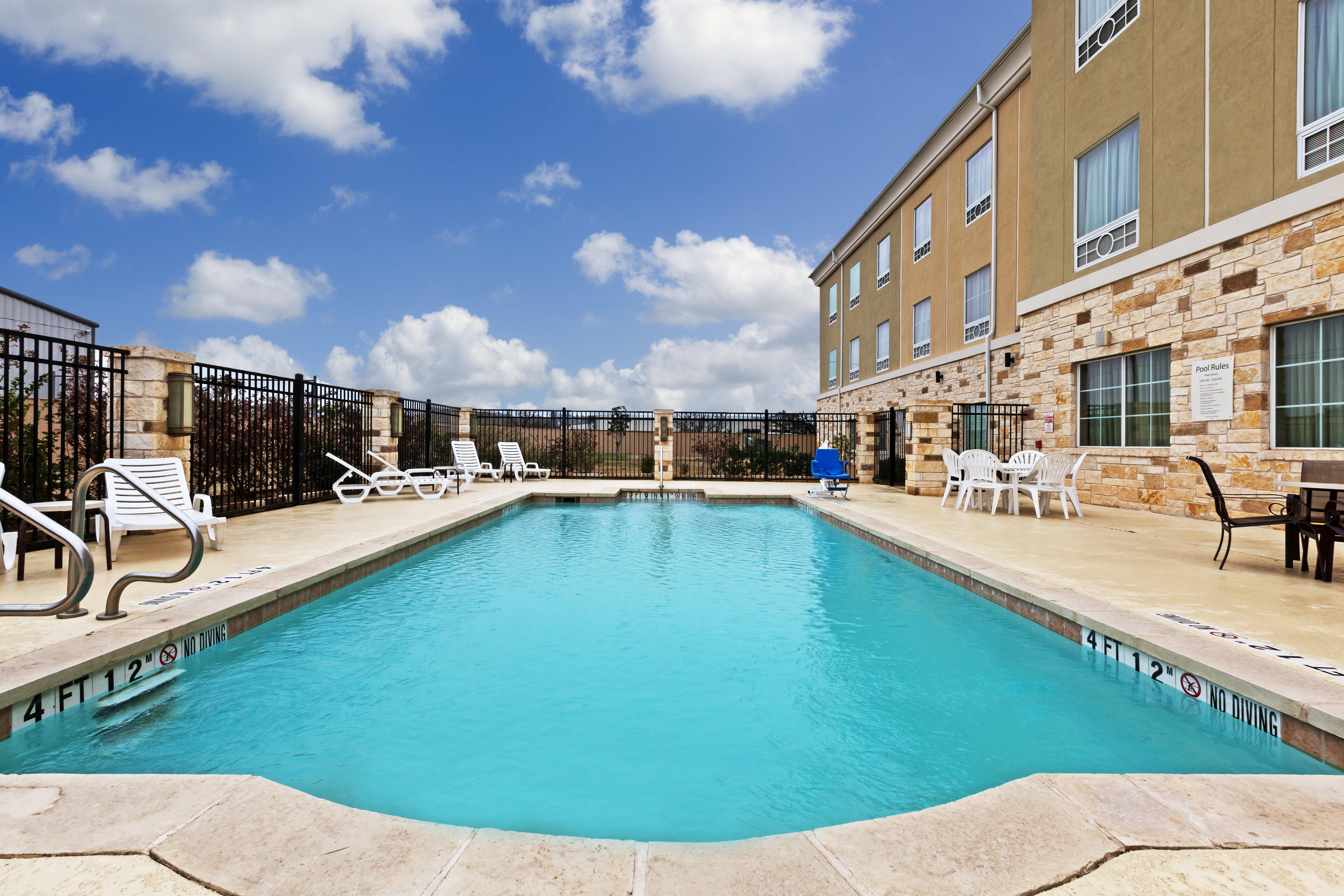 Holiday Inn Express & Suites Brady By Ihg Екстер'єр фото