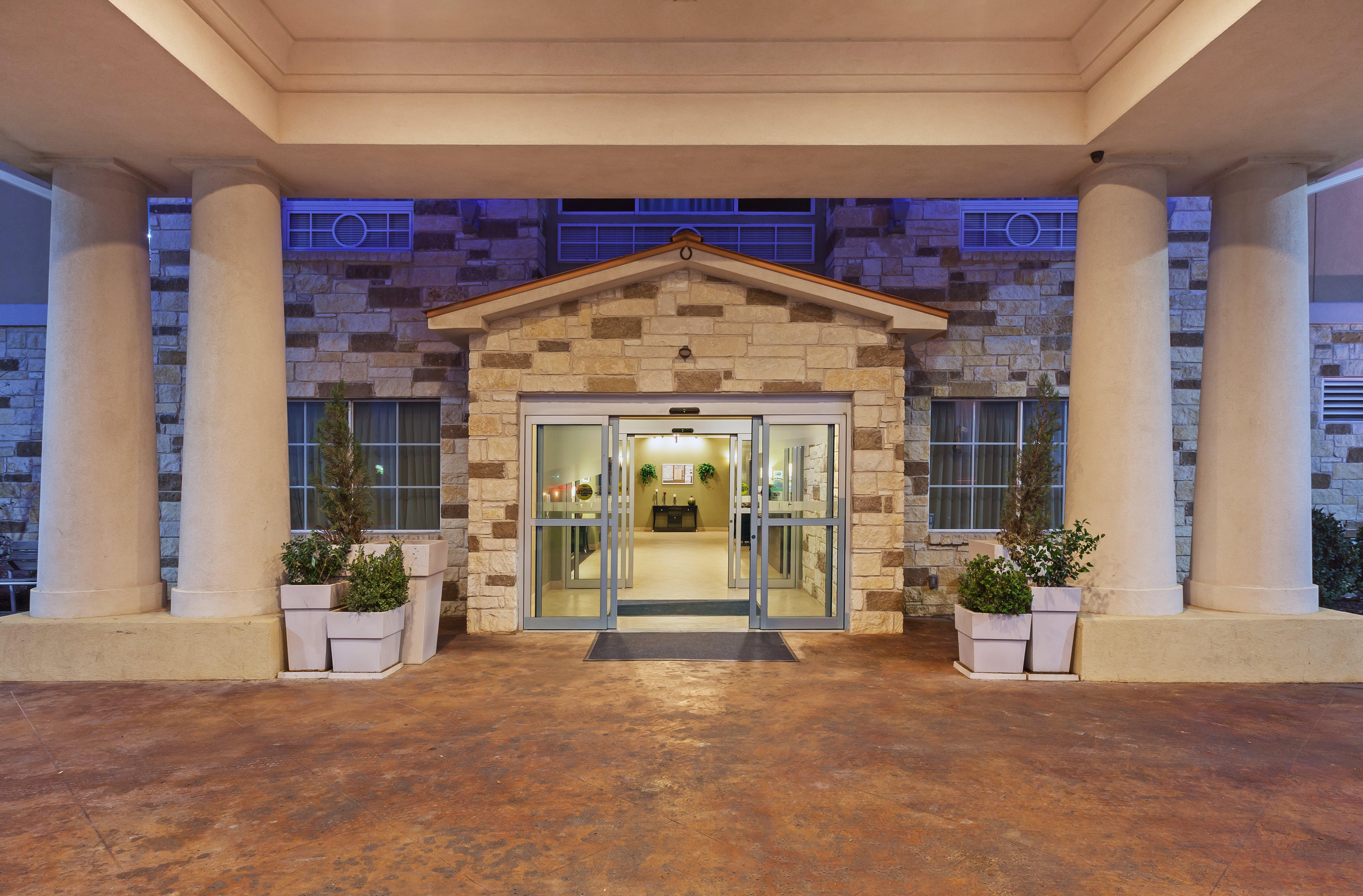 Holiday Inn Express & Suites Brady By Ihg Екстер'єр фото