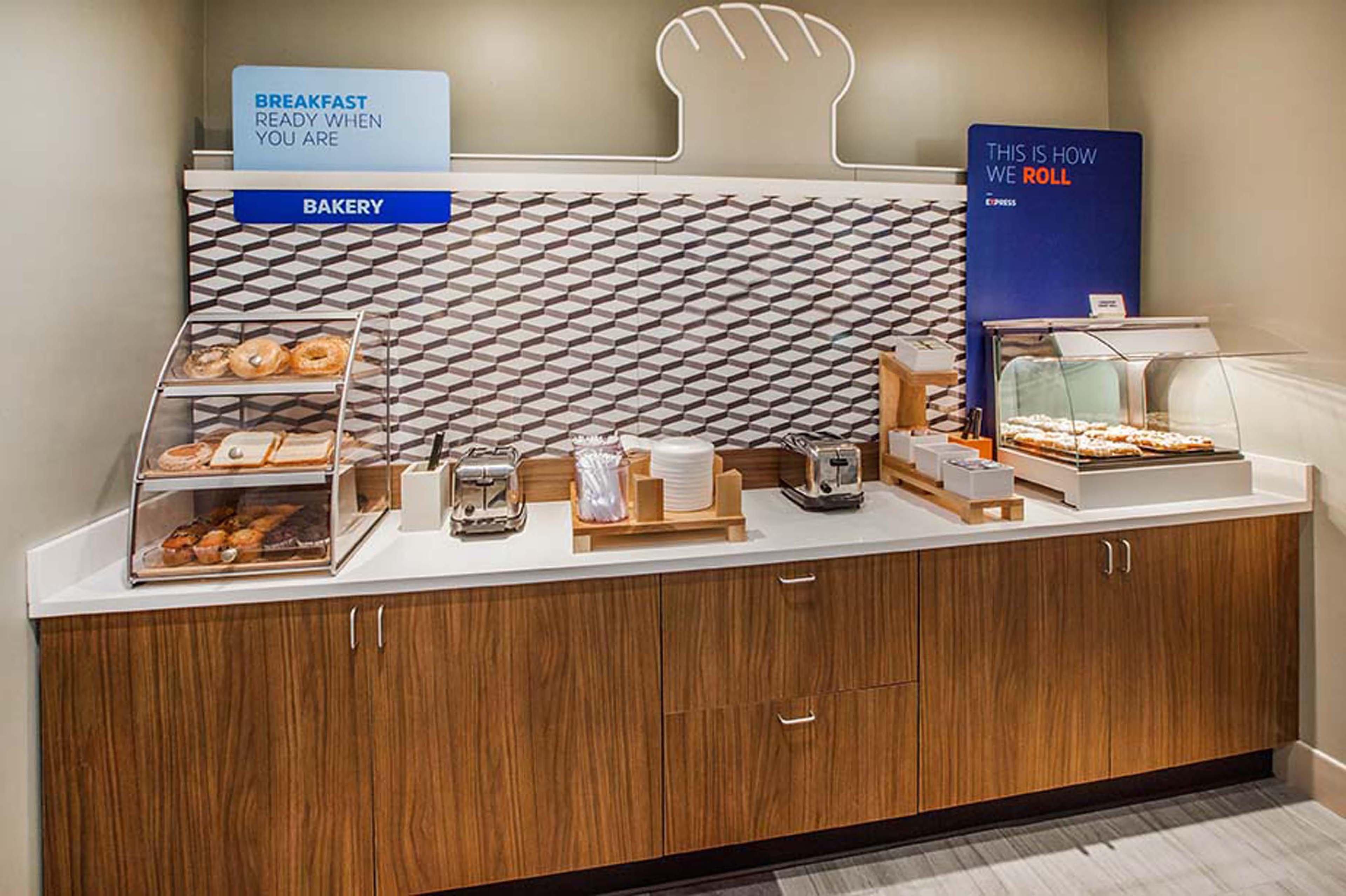 Holiday Inn Express & Suites Brady By Ihg Екстер'єр фото