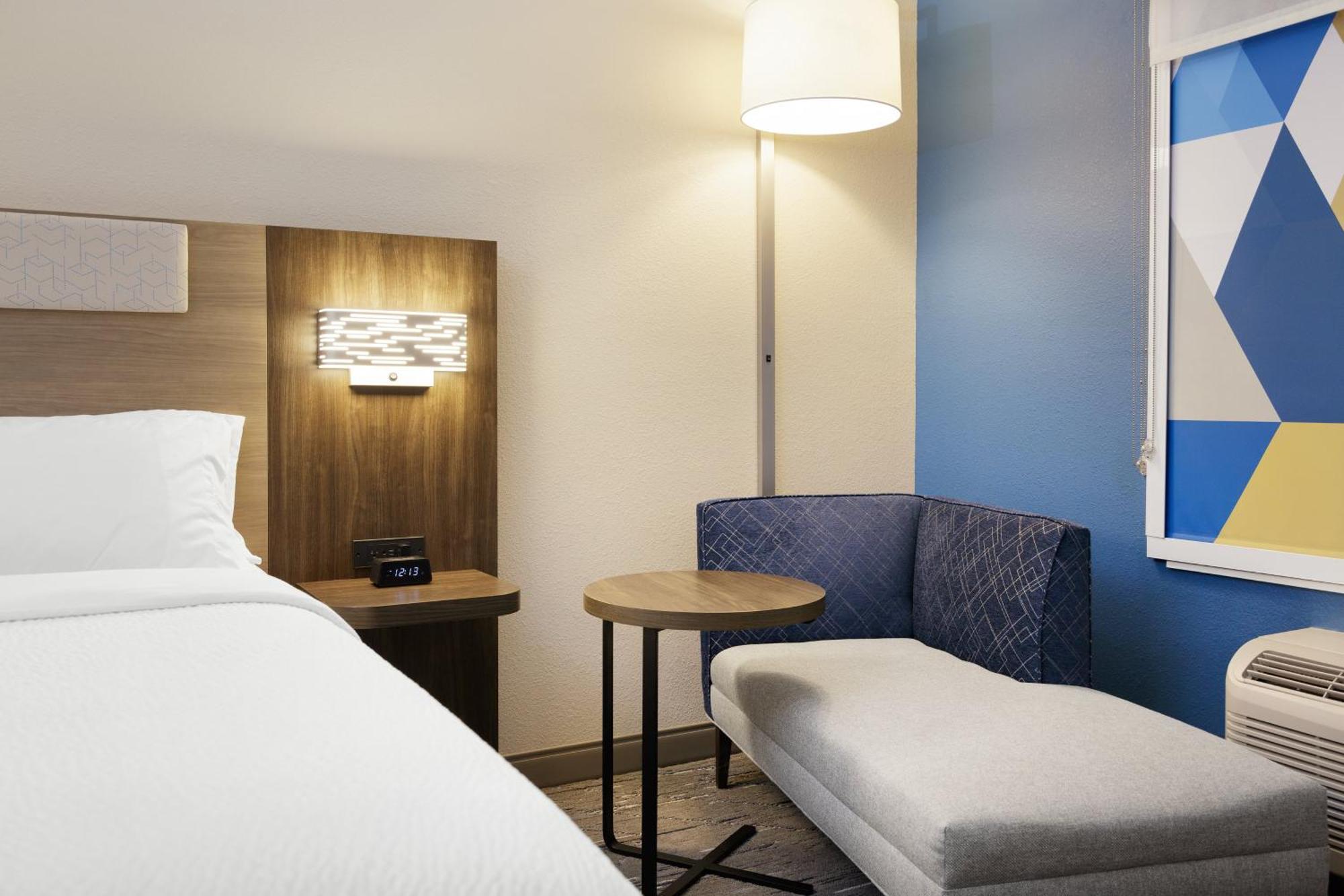 Holiday Inn Express & Suites Brady By Ihg Екстер'єр фото
