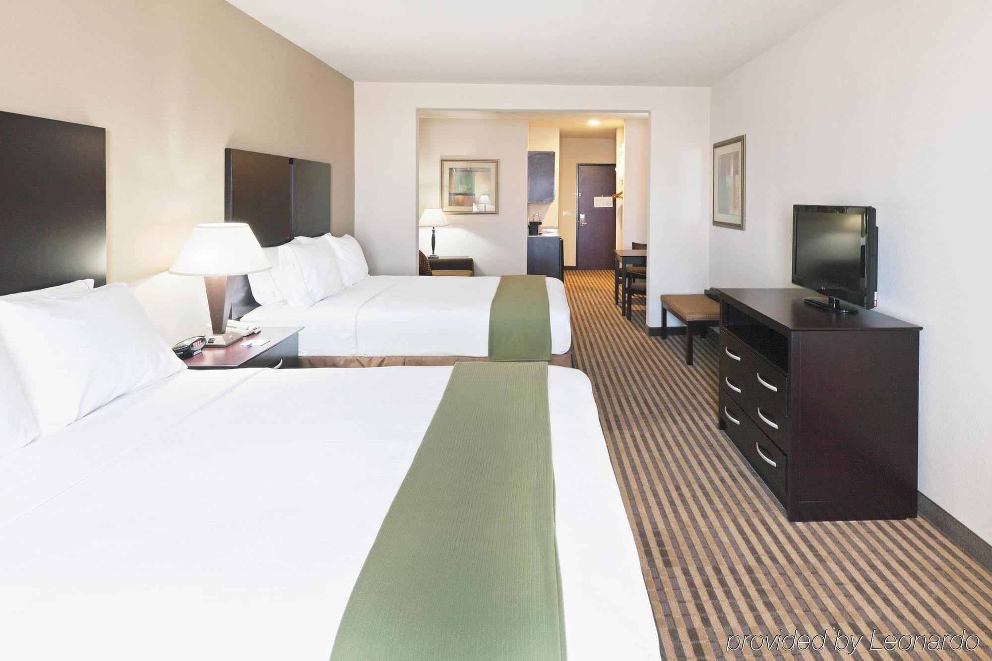 Holiday Inn Express & Suites Brady By Ihg Номер фото
