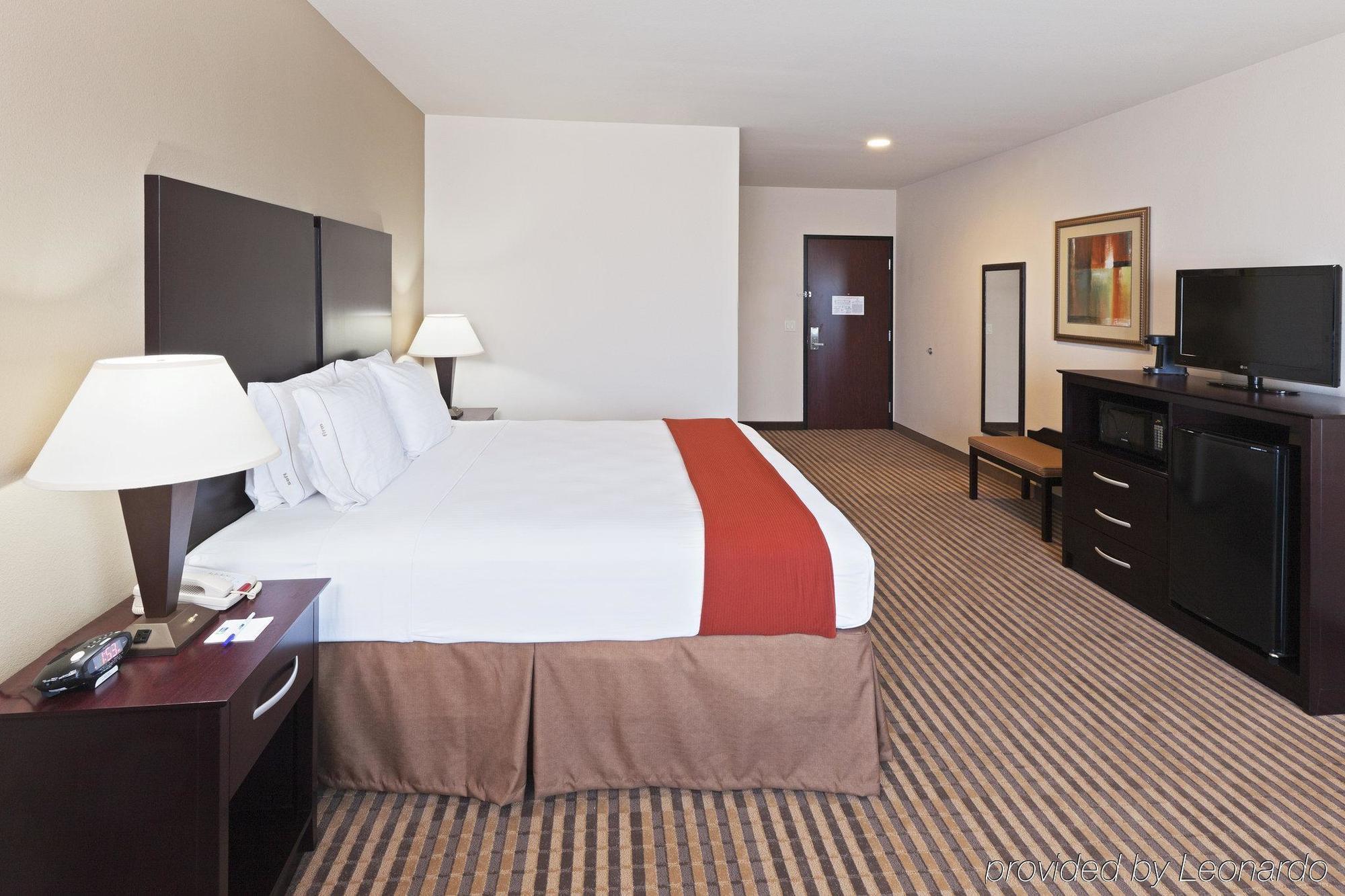 Holiday Inn Express & Suites Brady By Ihg Номер фото