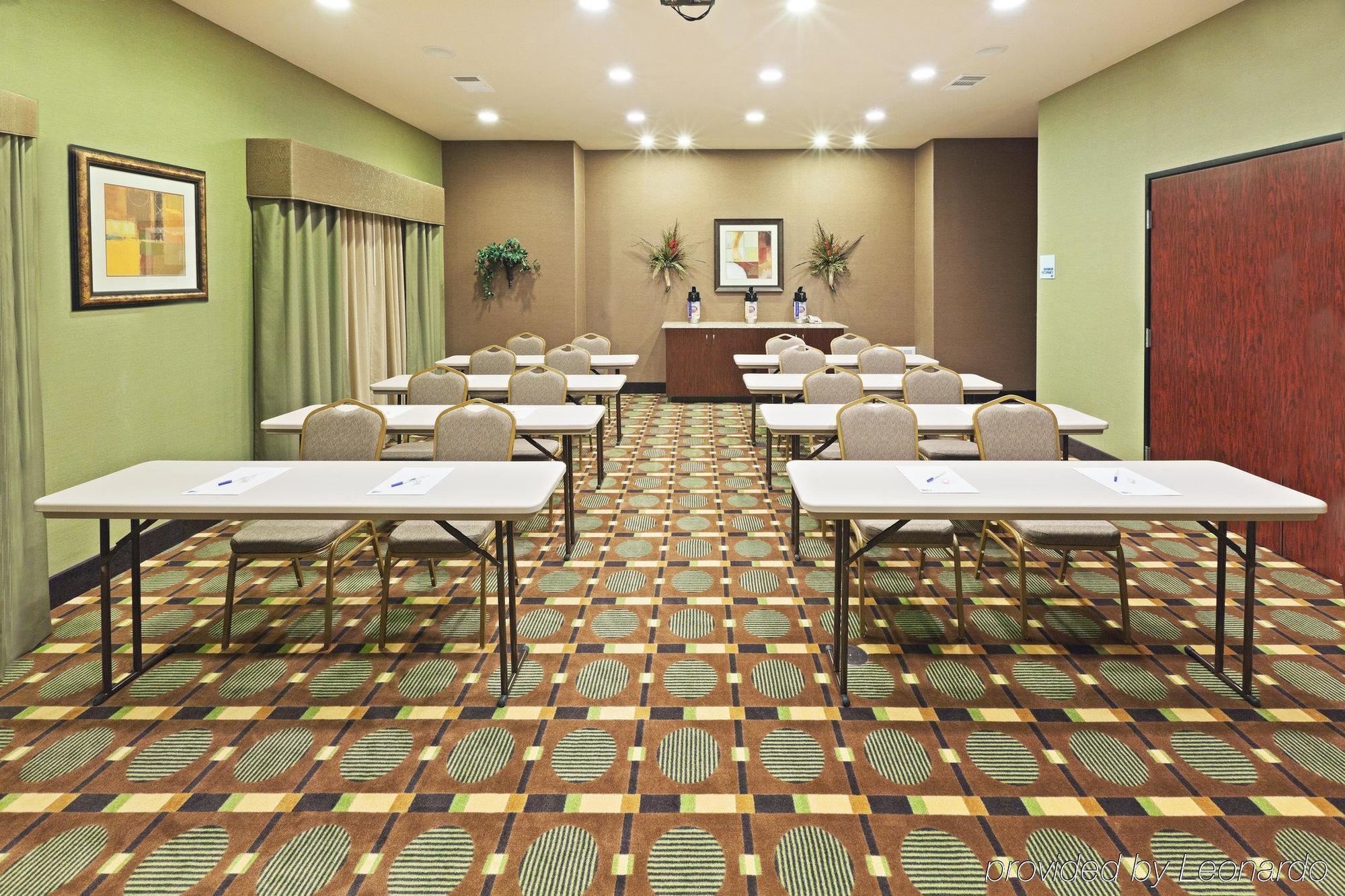 Holiday Inn Express & Suites Brady By Ihg Зручності фото