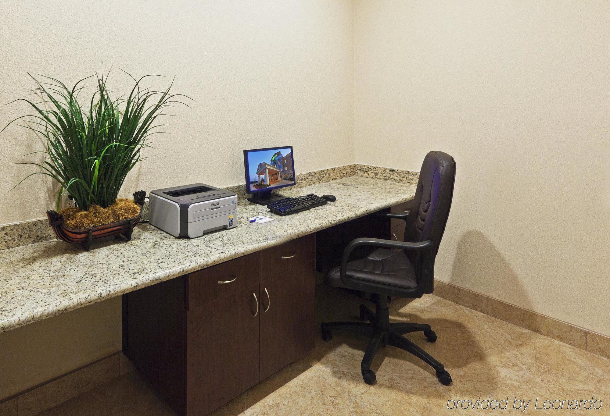 Holiday Inn Express & Suites Brady By Ihg Зручності фото