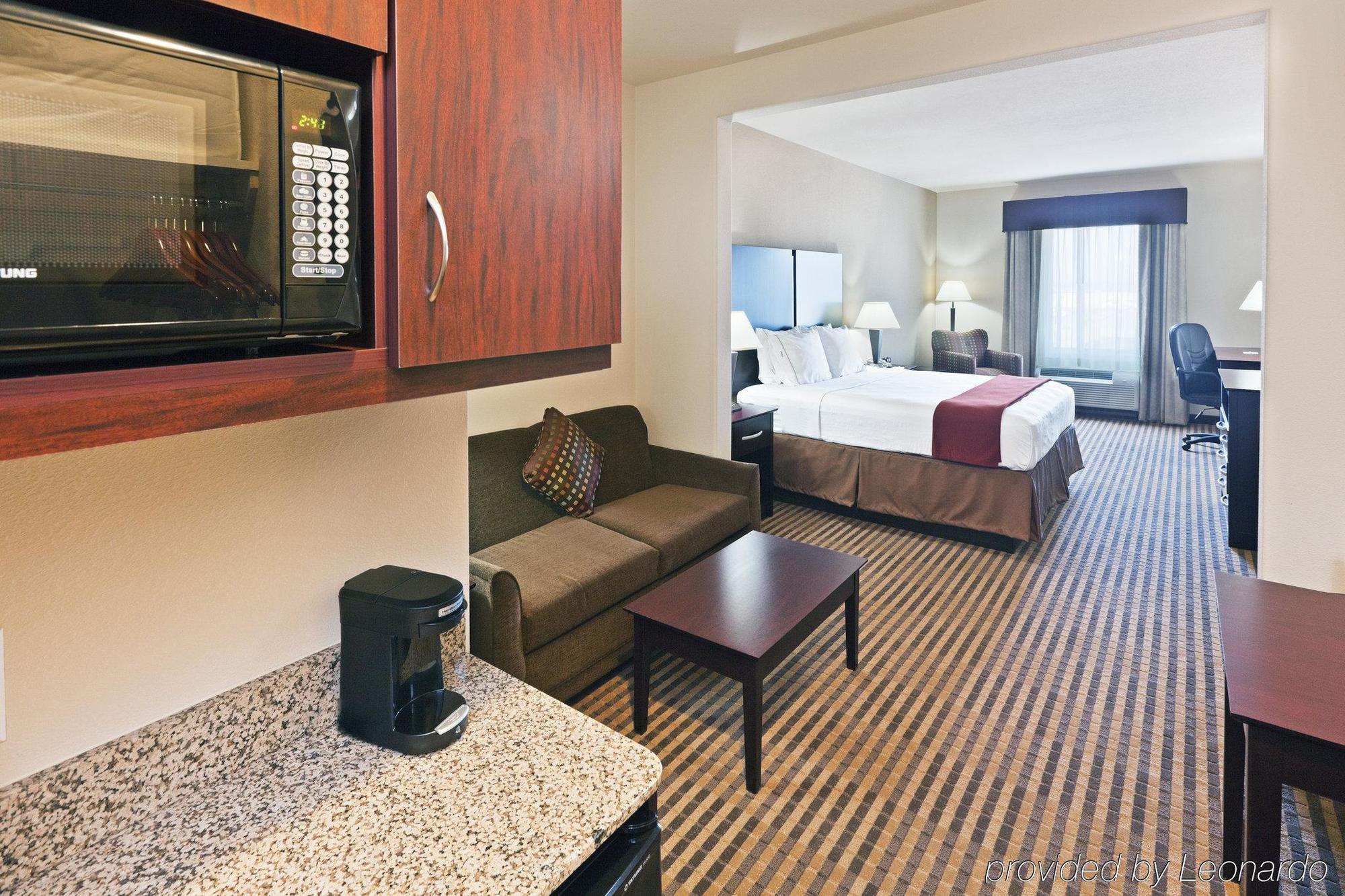 Holiday Inn Express & Suites Brady By Ihg Номер фото