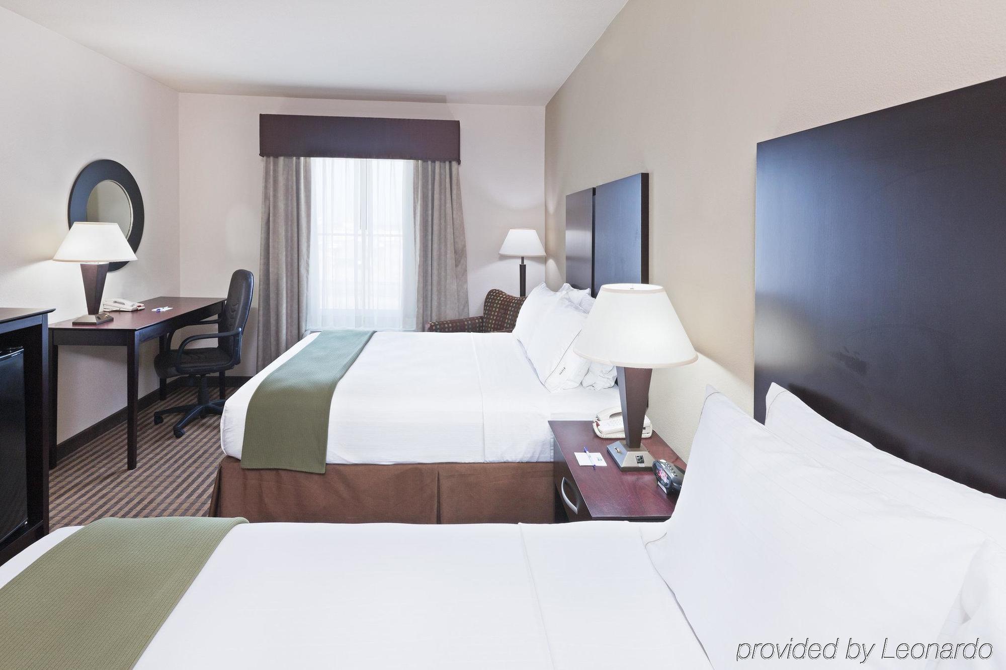Holiday Inn Express & Suites Brady By Ihg Номер фото