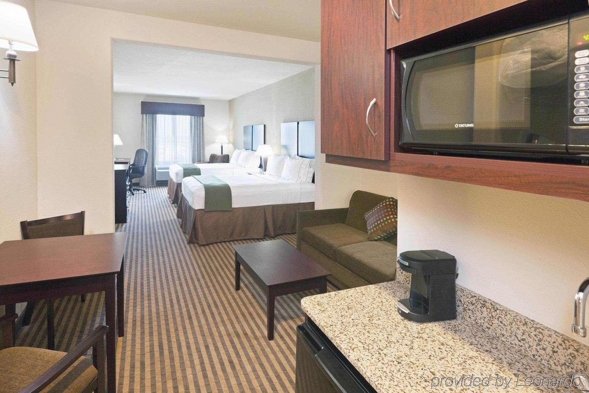 Holiday Inn Express & Suites Brady By Ihg Номер фото
