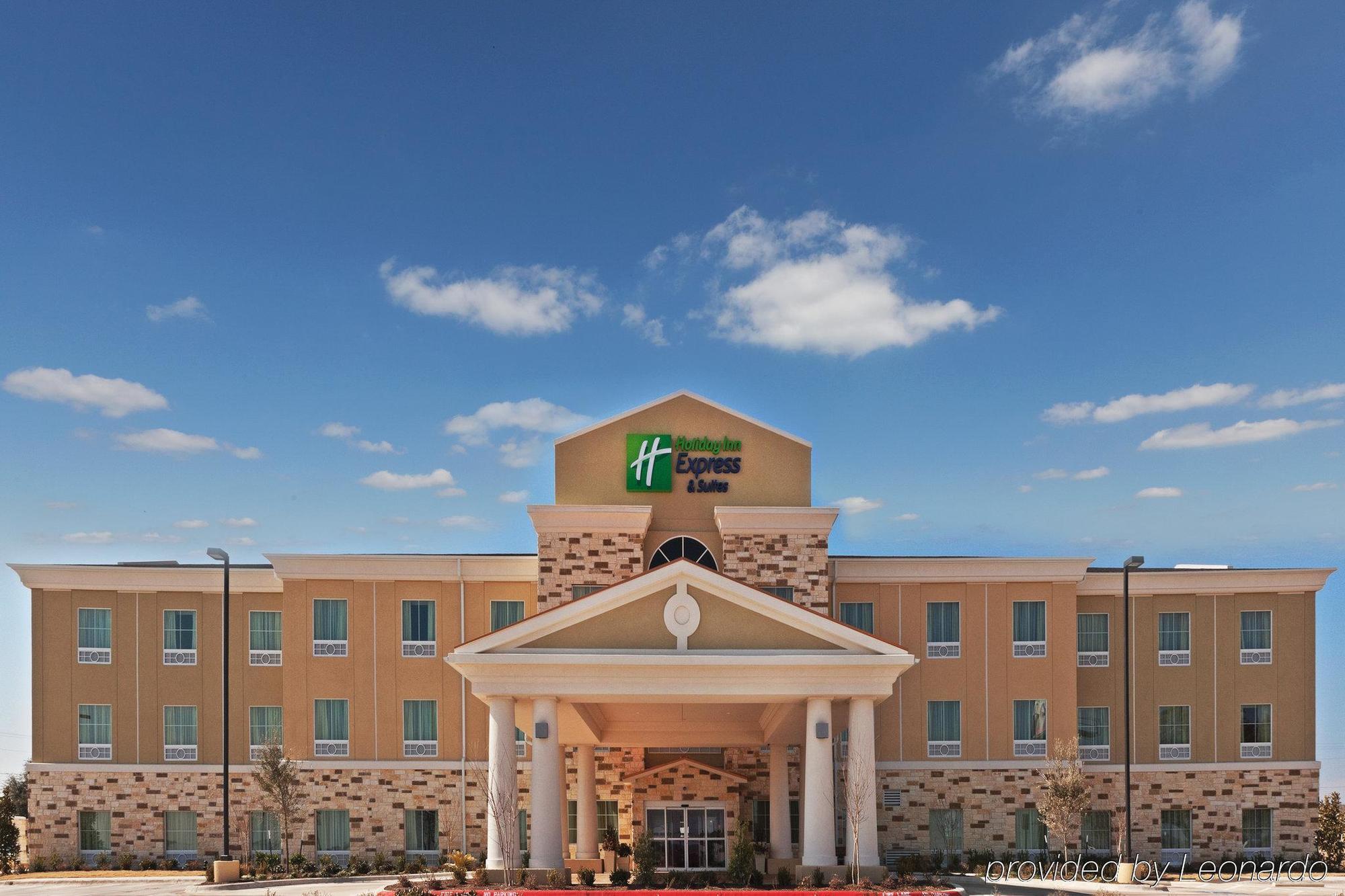 Holiday Inn Express & Suites Brady By Ihg Екстер'єр фото