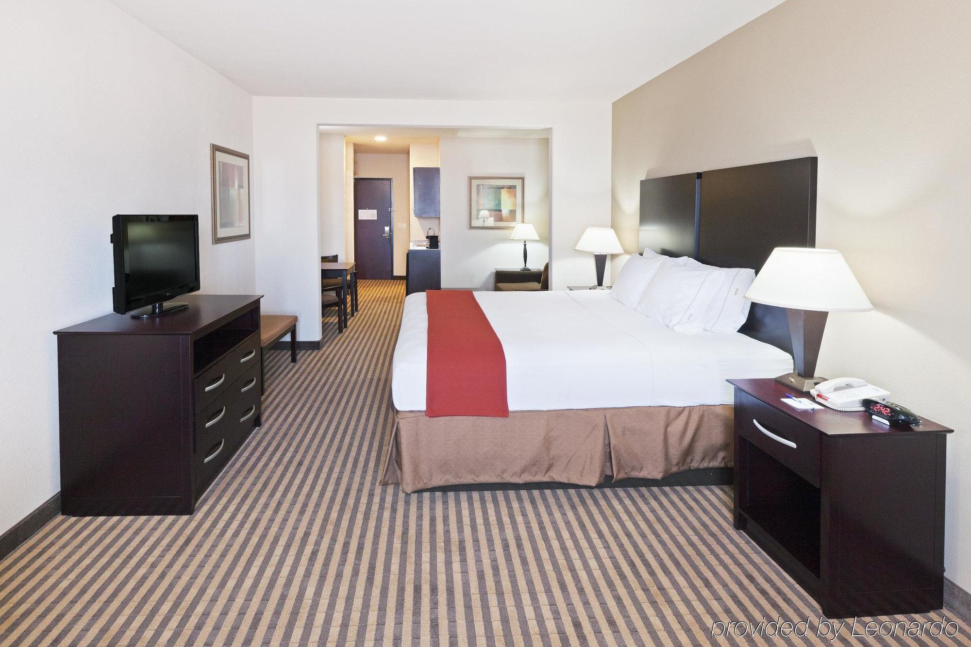 Holiday Inn Express & Suites Brady By Ihg Номер фото