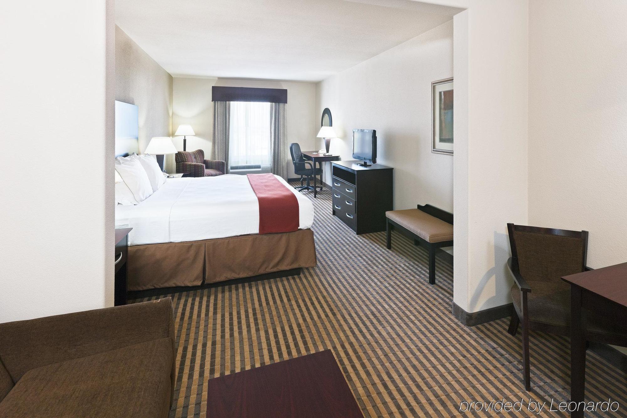 Holiday Inn Express & Suites Brady By Ihg Номер фото