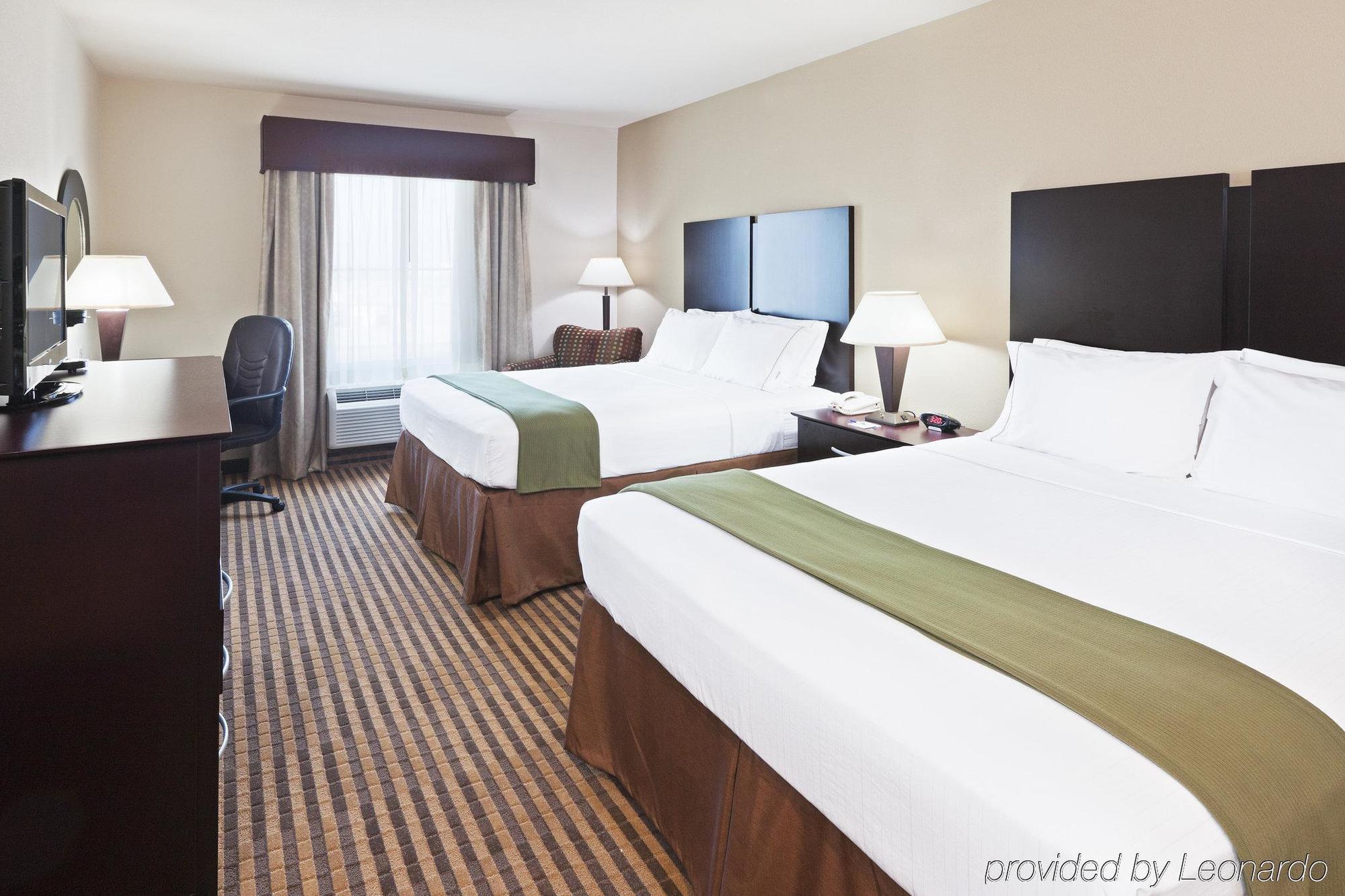 Holiday Inn Express & Suites Brady By Ihg Номер фото