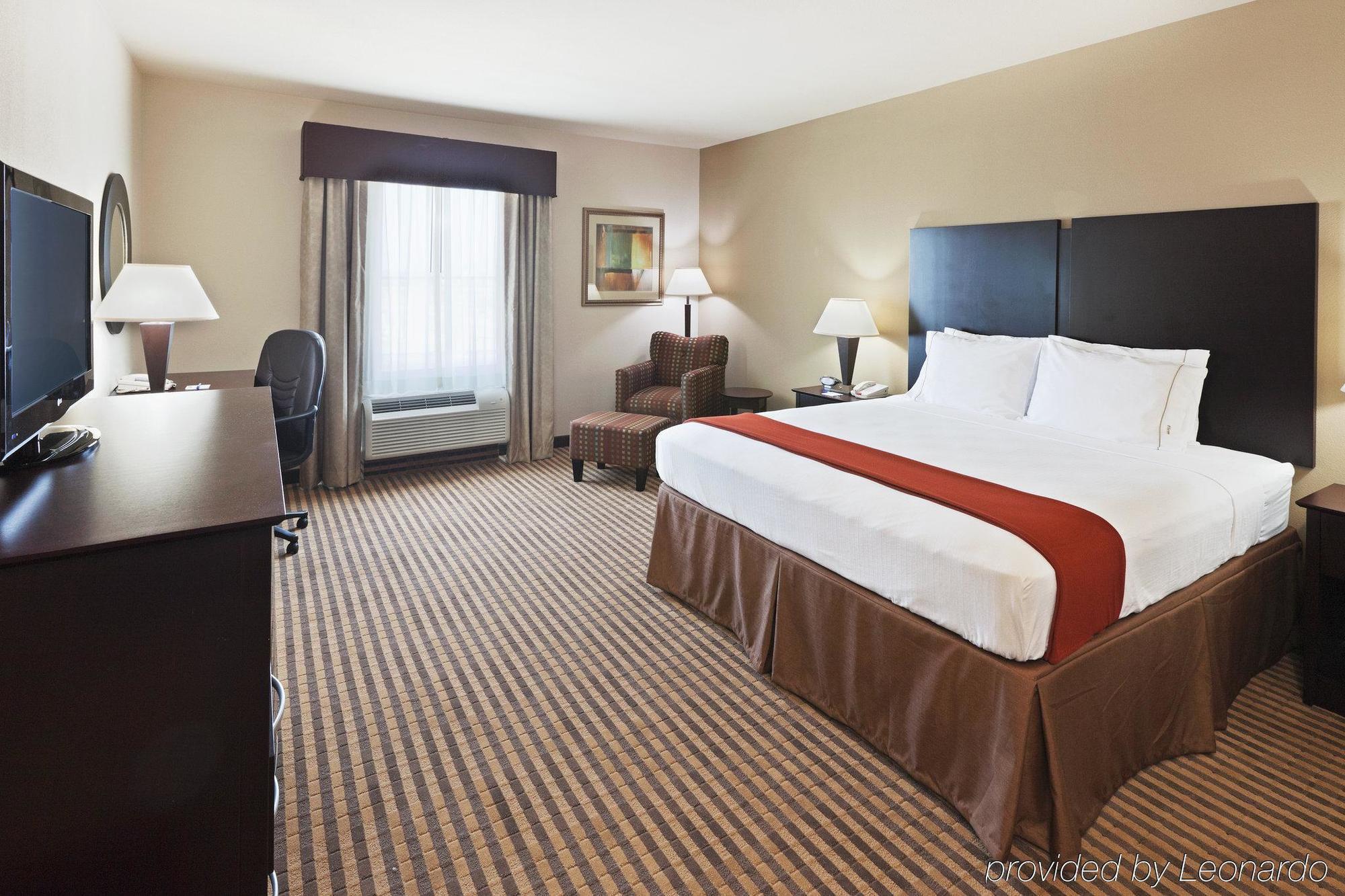 Holiday Inn Express & Suites Brady By Ihg Номер фото