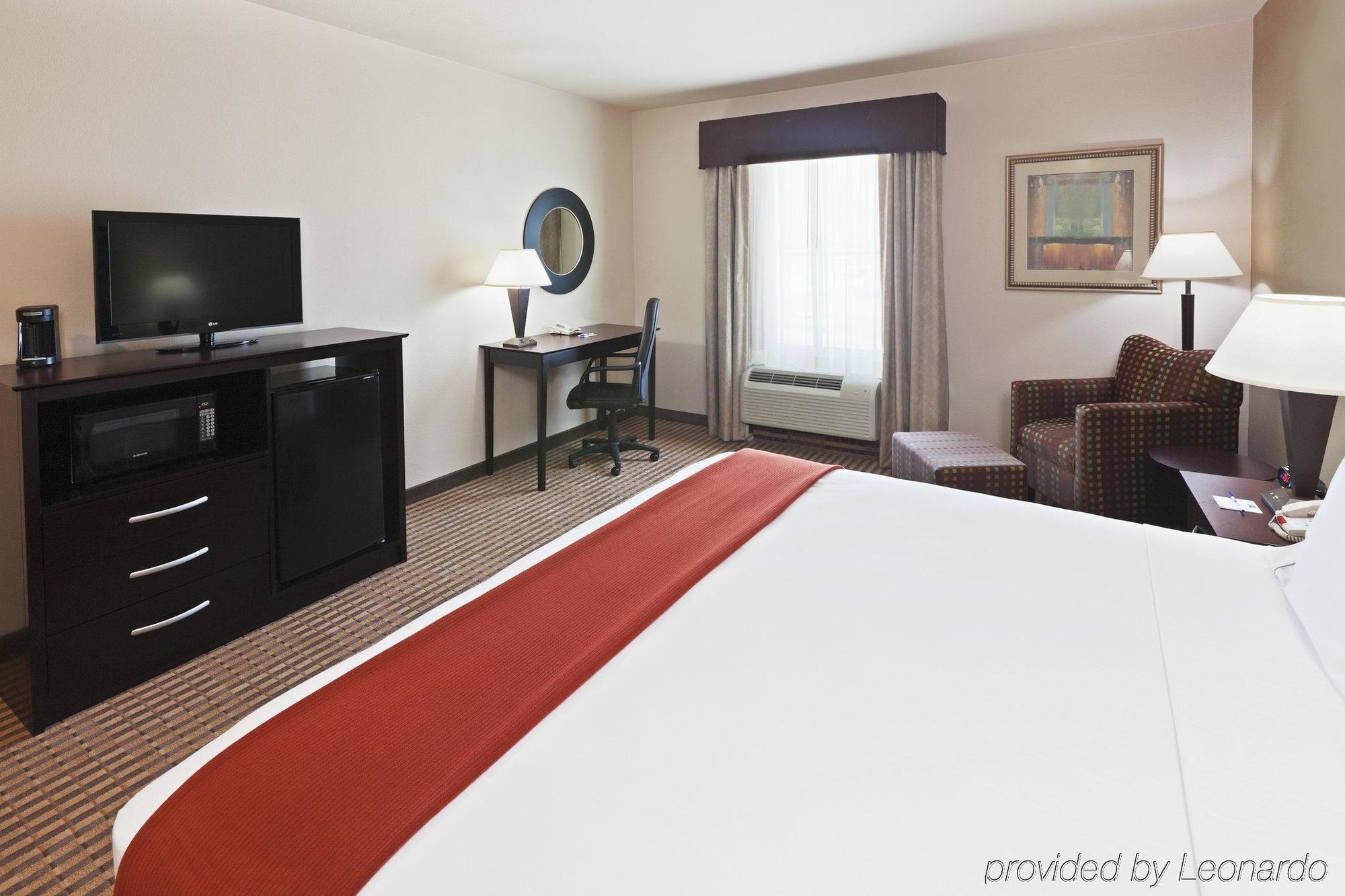 Holiday Inn Express & Suites Brady By Ihg Номер фото