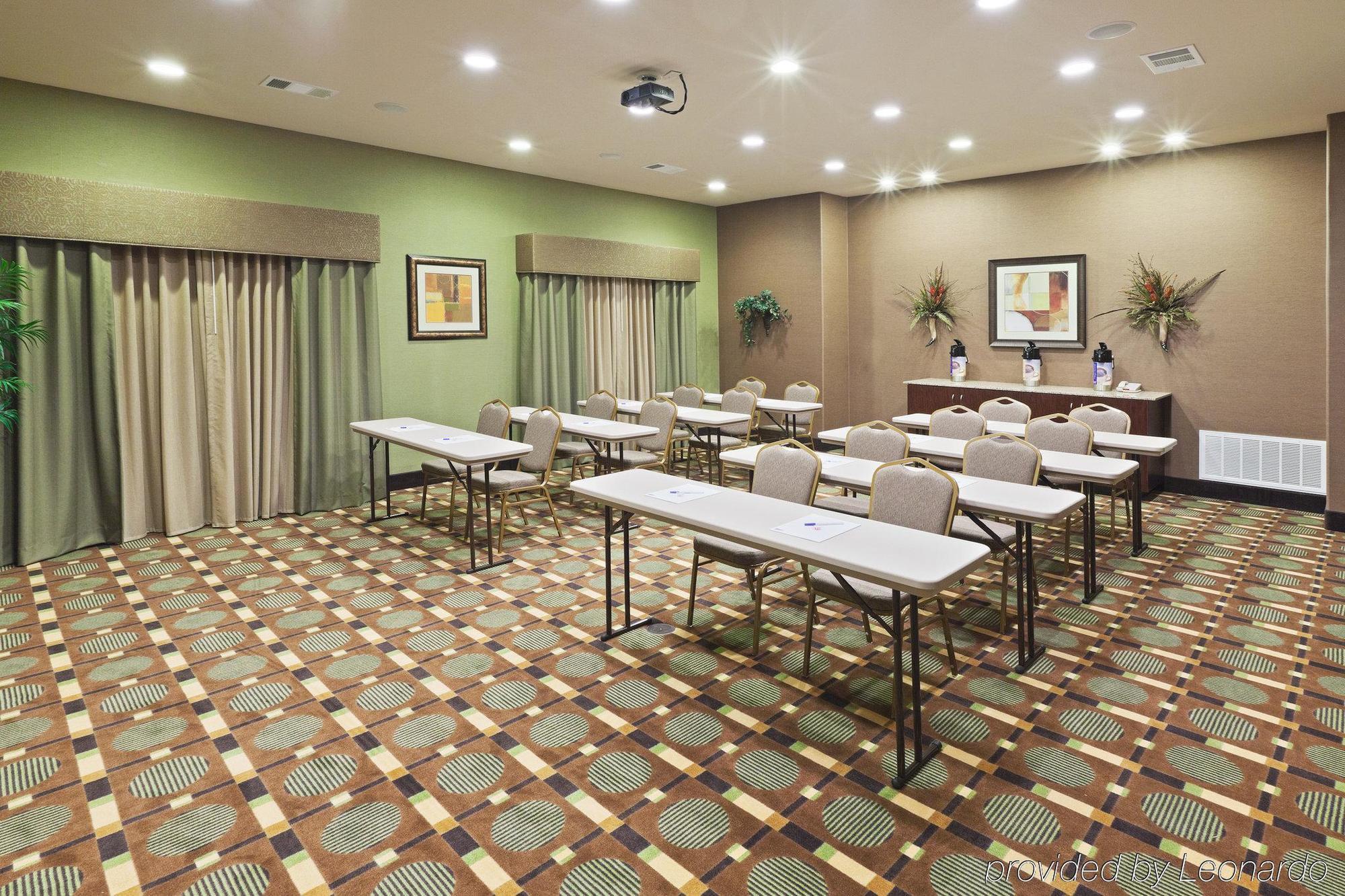 Holiday Inn Express & Suites Brady By Ihg Зручності фото