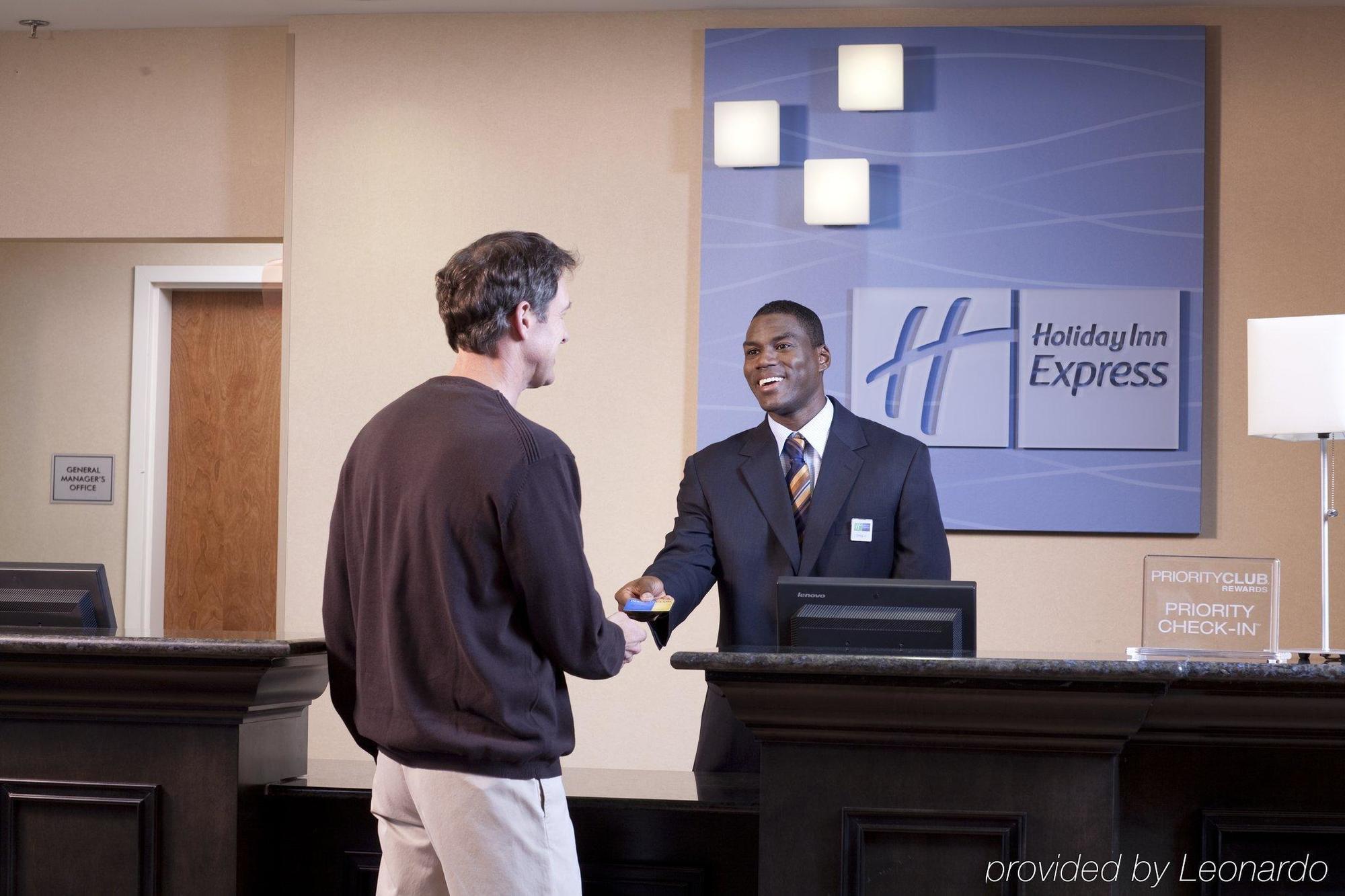 Holiday Inn Express & Suites Brady By Ihg Інтер'єр фото