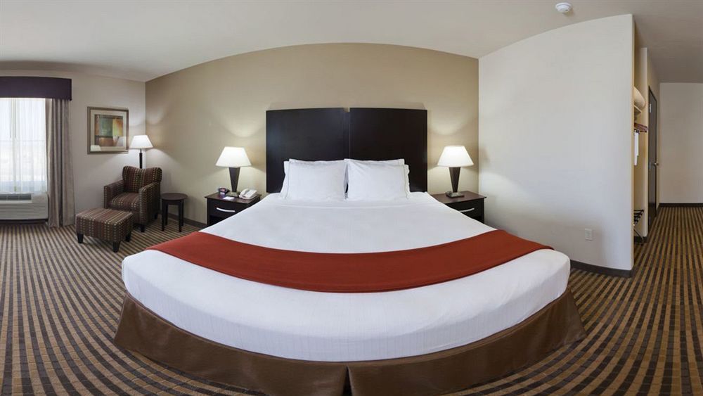 Holiday Inn Express & Suites Brady By Ihg Екстер'єр фото