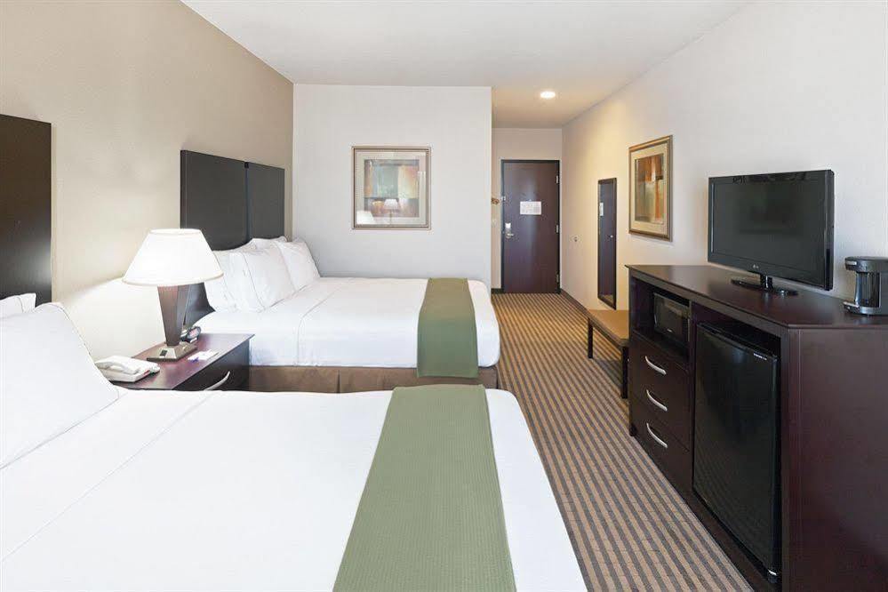 Holiday Inn Express & Suites Brady By Ihg Екстер'єр фото